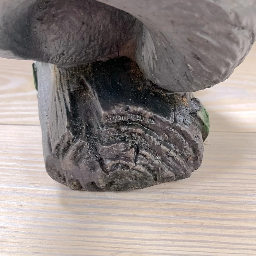 GRAY SQUIRREL Resin Outdoor Garden Decor on a Log 7 x 6 x 5 inches